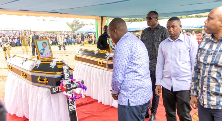 DKT. BITEKO AONGOZA WAOMBOLEZAJI KUAGA MIILI YA WANAFUNZI WALIOFARIKI KWA RADI GEITA