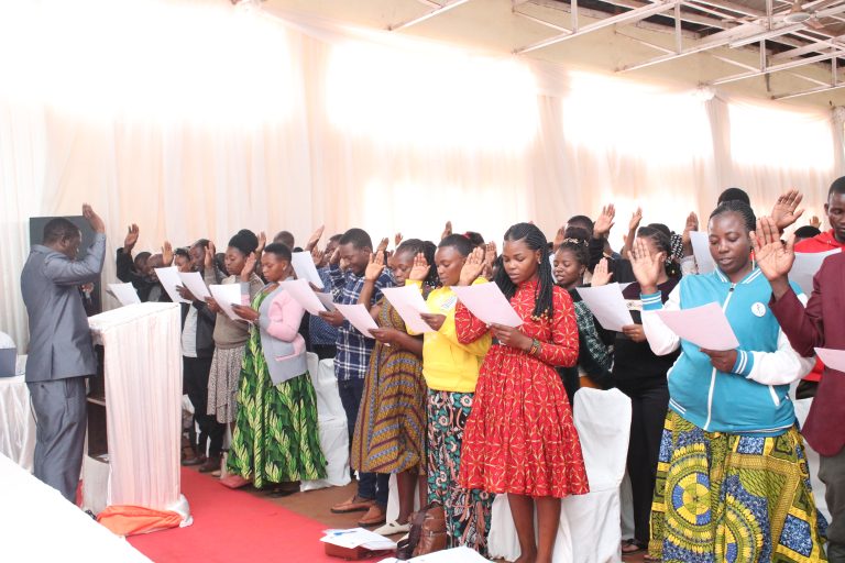 SERIKALI YAWAONYA WAANDISHI WASAIDIZI NA WAENDESHA VIFAA JIMBO LA MBINGA VIJIJINI KUEPUKA ULEVI WAKATI WA ZOEZI LA UANDIKISHAJI KWENYE DAFTARI LA WAPIGA KURA