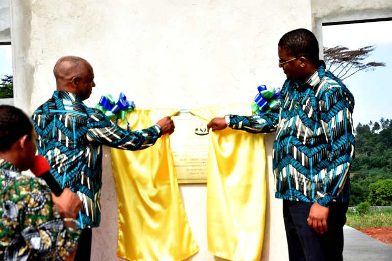 WAZIRI WA BIASHARA NA MAENDELEO YA VIWANDA AWEKA JIWE LA MSINGI MAABARA YA UTAFITI WA MAGONJWA YA WANYAMA DOLE WILAYA YA MAGHARIBI A ZANZIBAR.