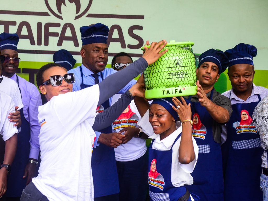 TAIFA GAS YAGAWA MITUNGI YA GESI 300 KWA WAFANYABIASHARA WA SAMAKI DAR, KUUNGA MKONO AJENDA YA RAIS SAMIA YA NISHATI SALAMA
