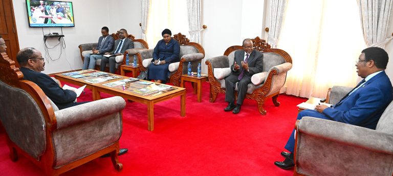 WAZIRI MKUU AKUTANA NA WAJUMBE WA TUME YA RAIS YA MAREKEBISHO YA KODI