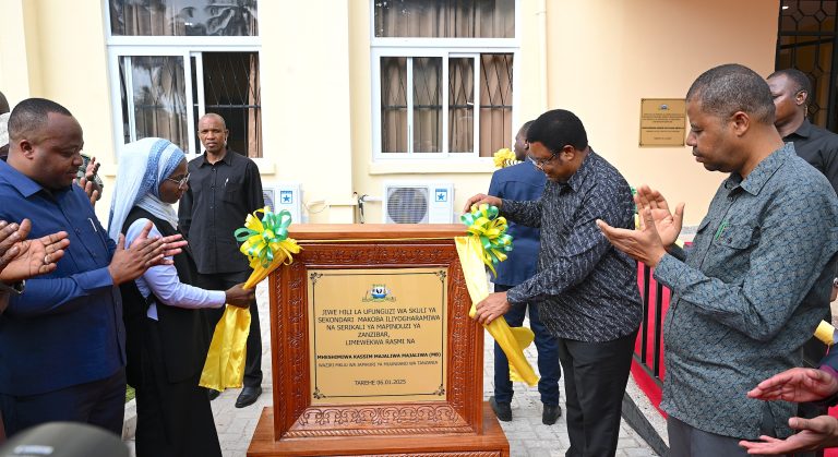 WAZIRI MKUU AFUNGUA SKULI YA SEKONDARI MAKOBA YA ZANZIBAR