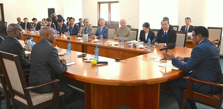 WAZIRI MKUU AKUTANA NA NAIBU WAZIRI WA MAMBO YA NJE WA JAPAN