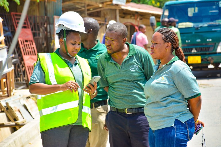 MHANDISI MWAKASEGE ATINGA MTAANI KUKAGUA MAFUNDI UTATUZI WA KERO HUDUMA YA UMEME