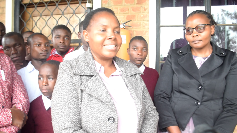 TRA YATOA MSAADA WA VYAKULA NA VIFAA VYA KUSOMEA SEKONDARI YA VIZIWI NJOMBE,WENYE THAMANI YA MIL 3.