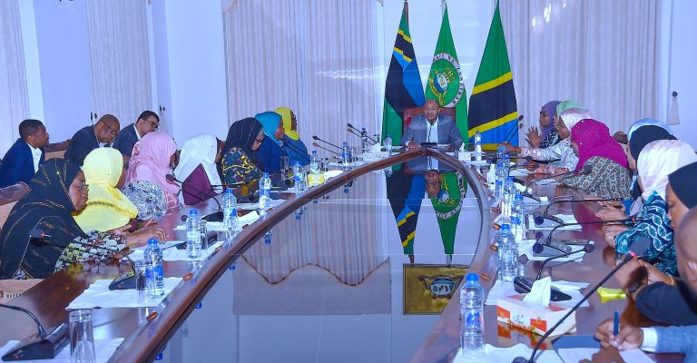 RAIS WA ZANZIBAR MHE.DK.HUSSEIN MWINYI AZUNGUMZA NA UJUMBE WA WAWAKILISHI WANAWAKE (UWAWAZA) IKULU ZANZIBAR