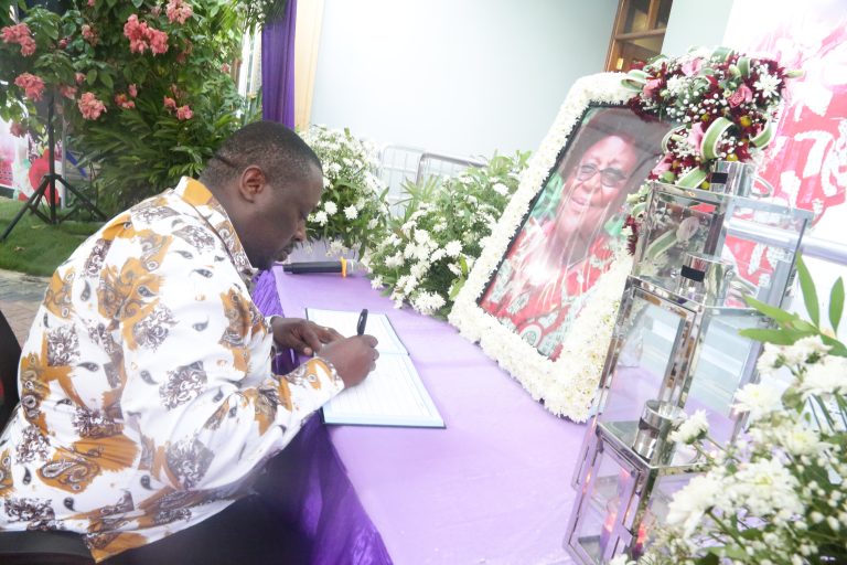 KATIBU MKUU LUEHEMEJA AIFARIJI FAMILIA YA MAREHEMU SIFAEL