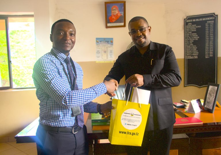 DC NACHINGWEA AWATAKA WAFANYABIASHARA KUACHA KUUZA BIDHAA KWA BEI YA RISITI NA ISIYO NA RISITI