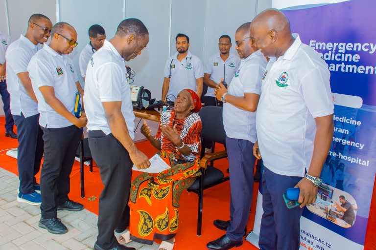 MUHAS WAFUNGUA KAMBI MAALUM YA UCHUNGUZI WA AFYA MLOGANZILA KUMUENZI HAYATI MWINYI