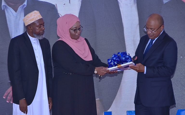 RAIS WA ZANZIBAR MHE.DK.HUSSEIN MWINYI AMEZINDUA ZANZIBAR SUKUK VIWANJA VYA IKULU ZANZIBAR