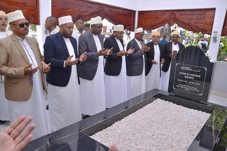 DK.HUSSEIN MWINYI AJUMUIKA NA WANANCHI KATIKA KISOMO CHA HITMA NA DUA YA KUMUOMBEA RAIS MSTAAFU MAREHEMU ALI HASSAN MWINYI