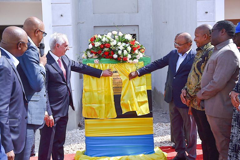 RAIS WA ZANZIBAR MHE.DKT. MWINYI AMEWEKA JIWE LA MSINGI UJENZI WA MRADI WA HOTELI YA SANDIES NUNGWI BEACH RESORT ZANZIBAR