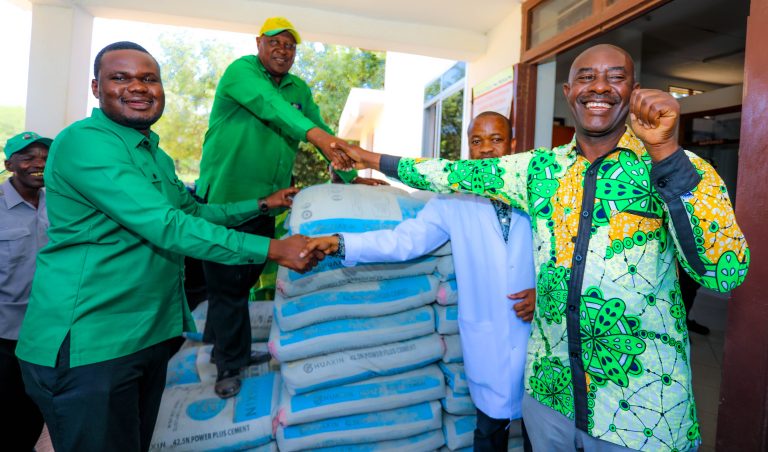 JUMBE ACHANGIA MIFUKO 1OO YA SARUJI UJENZI WA UZIO KITUO CHA AFYA KAMBARAGE