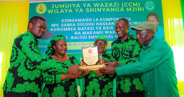 WAZAZI CCM SHINYANGA MJINI WAMTUNUKU TUZO DKT. SAMIA
