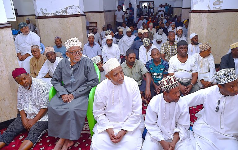RAIS WA ZANZIBAR ALHAJJ DK.HUSSEIN MWINYI AJUMUIKA NA WANANCHI KATIKA SALA YA IJUMAA MASJID JIBRIL MKUNAZINI UNGUJA MHE