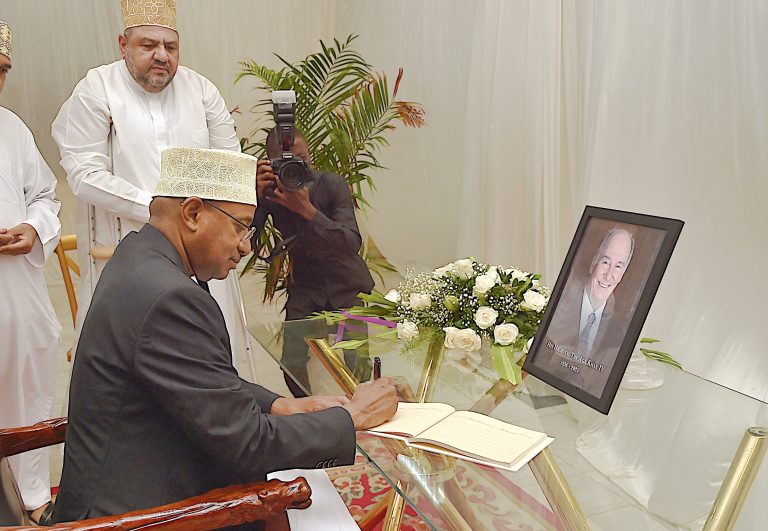 RAIS WA ZANZIBAER ALHAJJ DK.HUSSEIN MWINYI ASAINI KITABU CHA MAOMBOLEZI YA PRINCE AGA KHAN ZANZIBAR