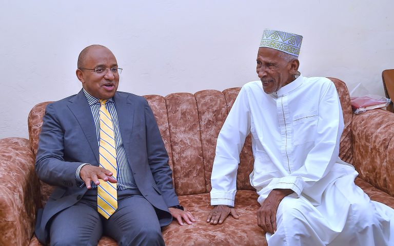 RAIS WA ZANZIBAR MHE.DK.HUSSEIN MWINYI AMTEMBELEA MWALIMU ALIYANI