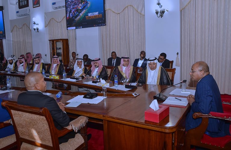RAIS WA ZANZIBAR AZUNGUMZA NA UJUMBE WA WAFANYABIASHARA KUTOKA NCHINI SAUDI ARABIA IKULU ZANZIBAR