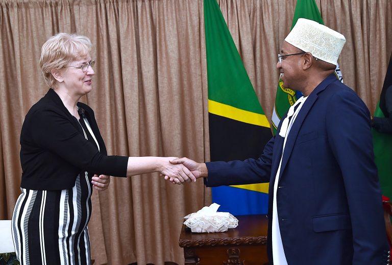 RAIS WA ZANZIBAR MHE.DK.HUSSEIN MWINYI AZUNGUMZA NA BALOZI WA ROMANIA NCHINI TANZANIA IKULU ZANZIBAR