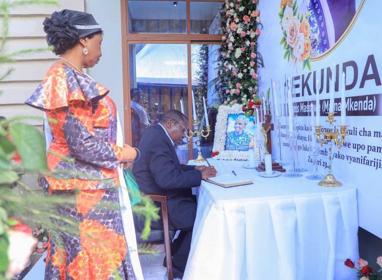 MAKAMU WA RAIS AONGOZA WAOMBOLEZAJI KUAGA MWILI WA MAMA WA PROF MKENDA
