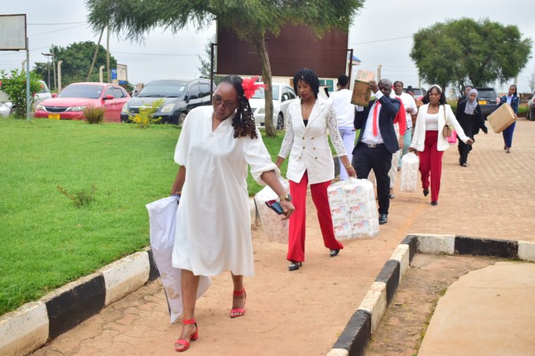 BENKI YA NMB YATOA ZAWADI KWA AKINA MAMA WALIOJIFUNGUA SIKU YA WAPENDAO HOSPITALI YA MJI NJOMBE KIBENA