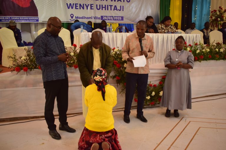 MAKETE YAFANYA MAOMBI MALUU  MU KWA AJILI RAIS NA TAIFA ,WACHANGISHAMA NA KUWAPA WENYE HITAJI