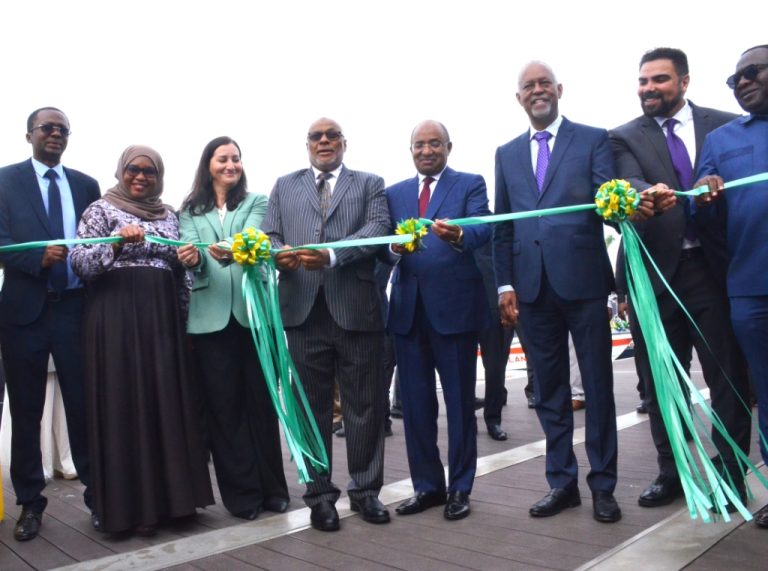 RAIS WA ZANZIBAR DK HUSSEIN ALI MWINYI AZINDUA BOTI ZA KUSAFIRISHIA WAGONJWA (AMBULANCE BOAT)ZANZIBAR