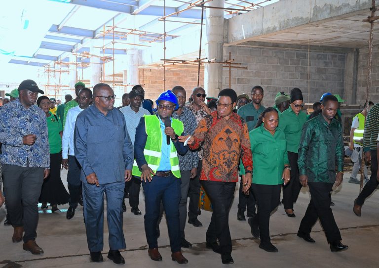 WAZIRI MKUU AKAGUA UJENZI WA UWANJA WA NDEGE WA SHINYANGA