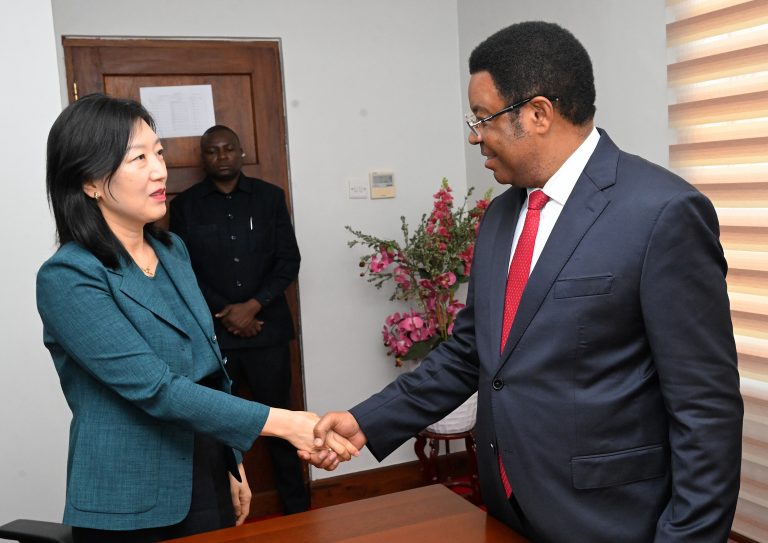 WAZIRI MKUU AKUTANA NA MABALOZI WA UMOJA WA ULAYA NA JAMHURI YA KOREA