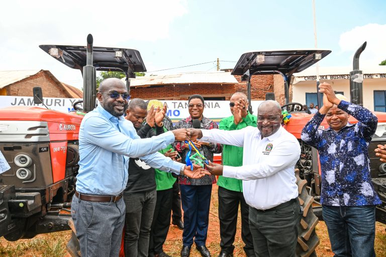 WAZIRI MKUU ASHUHUDIA MAKABIDHIANO YA TREKTA KATI YA WIZARA YA KILIMO NA HALMASHAURI YA WILAYA YA RUANGWA
