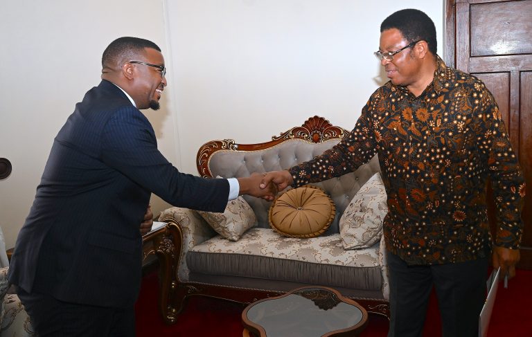 WAZIRI MKUU AKUTANA NA MTENDAJI MKUU WA TANZANIA COMMERCIAL BANK, BW. ADAM MIHAYO