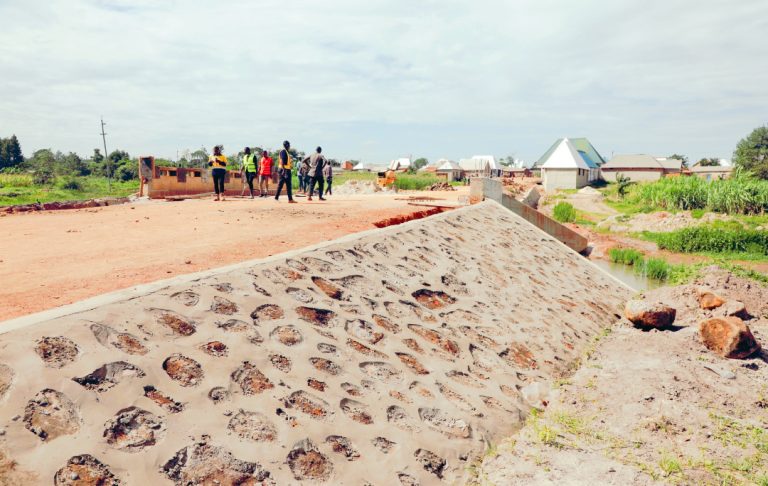 WANANCHI WILAYANI CHATO WANUFAIKA NA UJENZI WA DARAJA NA BARABARA