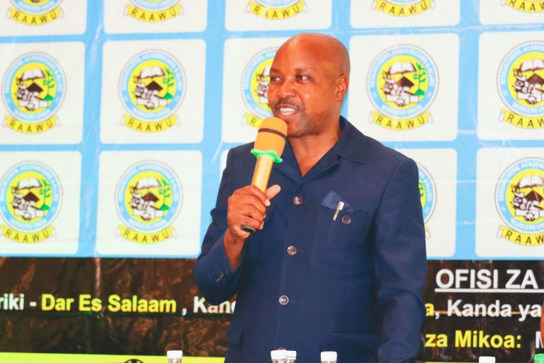 PROF. MUHAIRWA AIPONGEZA RAAWU KWA JUHUDI ZA KUTETEA MASLAHI YA WAFANYAKAZI SUA