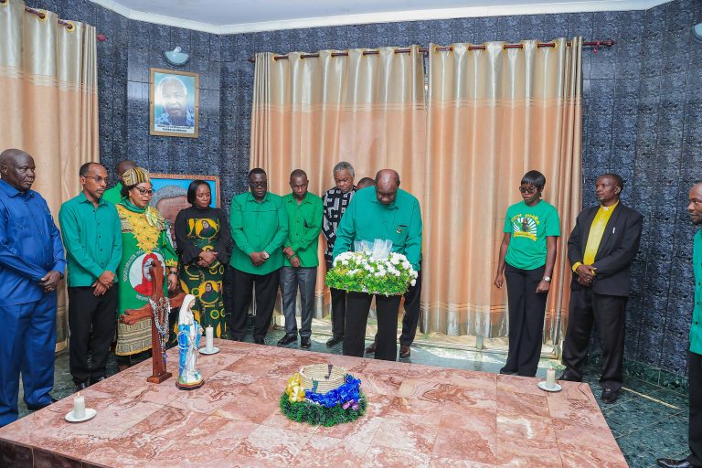 WASSIRA ATEMBELEA KABURI LA BABA WA TAIFA MWL. JULIUS NYERERE BUTIAMA