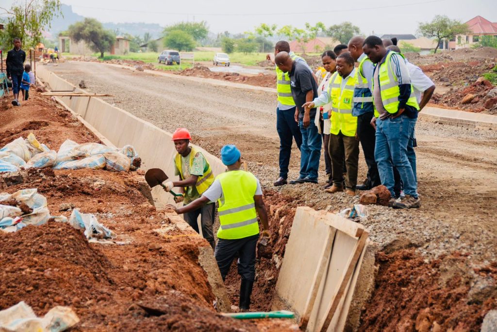WAKANDARASI WANAOJENGA BARABARA ZA TACTIC JIJINI ARUSHA KAMILISHENI UJENZI KWA WAKATI* MHANDISI MATIVILA
