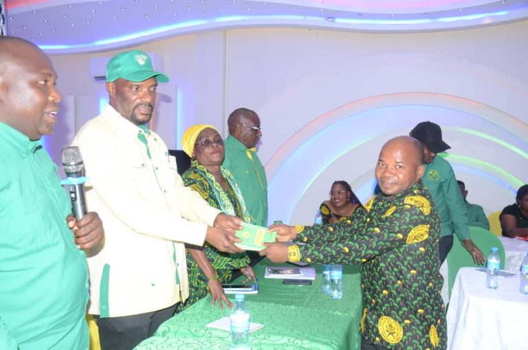MNEC HAMOUD AUNGURUMA AIPIGA JEKI JUMUIYA YA WAZAZI KIBAHA TC KWA MIFUKO 100 YA SARUJI