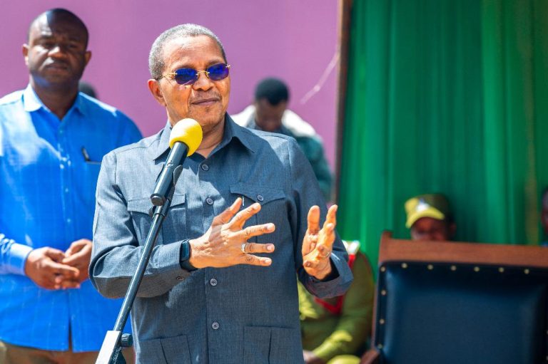 RAIS KIKWETE AWEKA JIWE LA MSINGI UKUMBI SHULE BUKOMBE