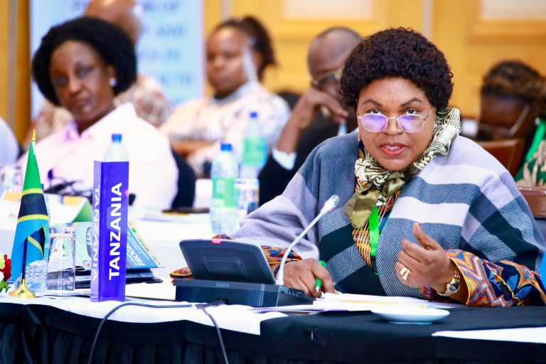 DKT. NTULI KAPOROGWE KUIPEPERUSHA BENDERA YA TANZANIA UCHAGUZI WA MKURUGENZI MKUU ECSA-HC