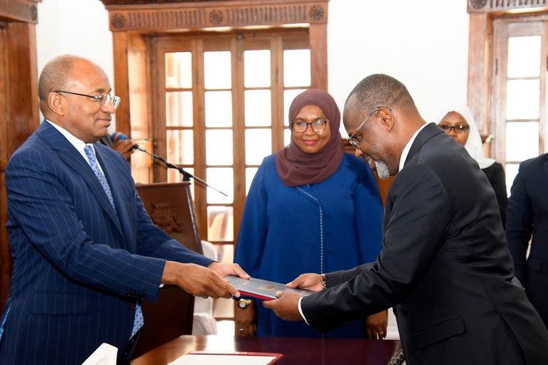 RAIS DK. HUSSEIN MWINYI AMUAPISHA KAMISHNA MKUU MPYA WA ZRA