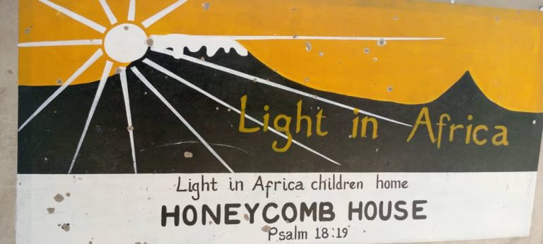 WEZI WAIBA VYAKULA KITUO CHA WATOTO LIGHT IN AFRICA MIRERANI