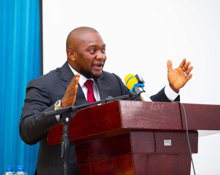 MCHENGERWA AWAWEKA KIKAANGONI WAKURUGENZI WATOTO KUSOMEA CHINI YA MTI