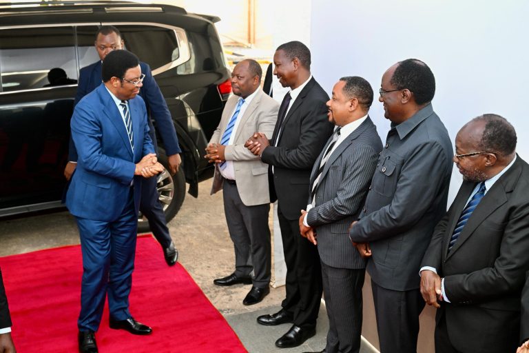 MAJALIWA AMWAKILISHA RAIS DKT. SAMIA KWENYE KILELE CHA MAADHIMISHO YA MIAKA ISHIRINI YA HESLB