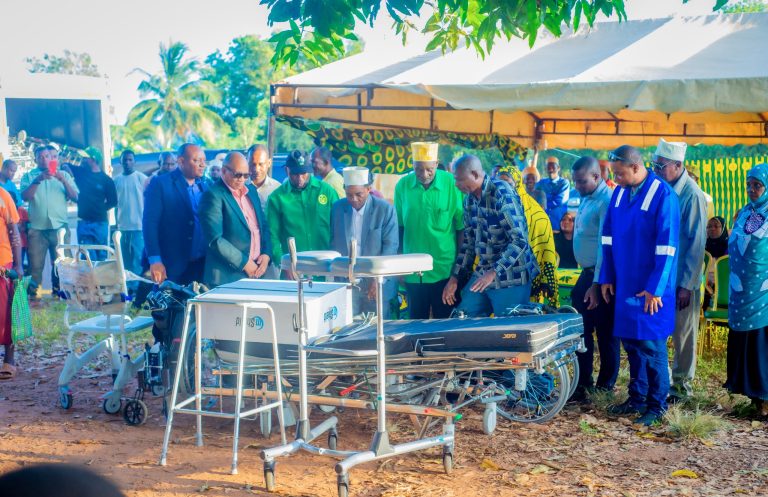 MBUNGE WA KIJINI AKABIDHI MSAADA WA VIFAA TIBA KWA AJILI YA HOSPITALI
