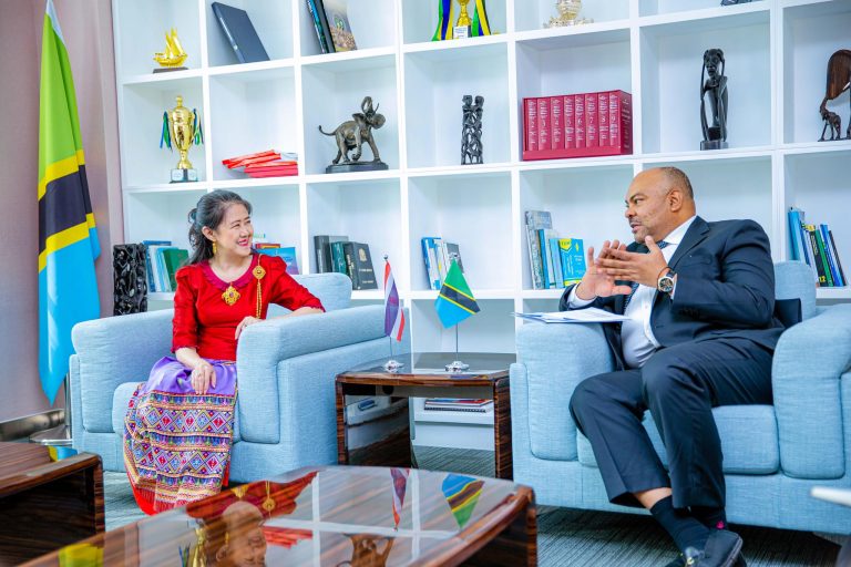 WAZIRI KOMBO APOKEA NAKALA YA HATI ZA UTAMBULISHO KUTOKA KWA BALOZI MTEULE WA THAILAND NCHINI
