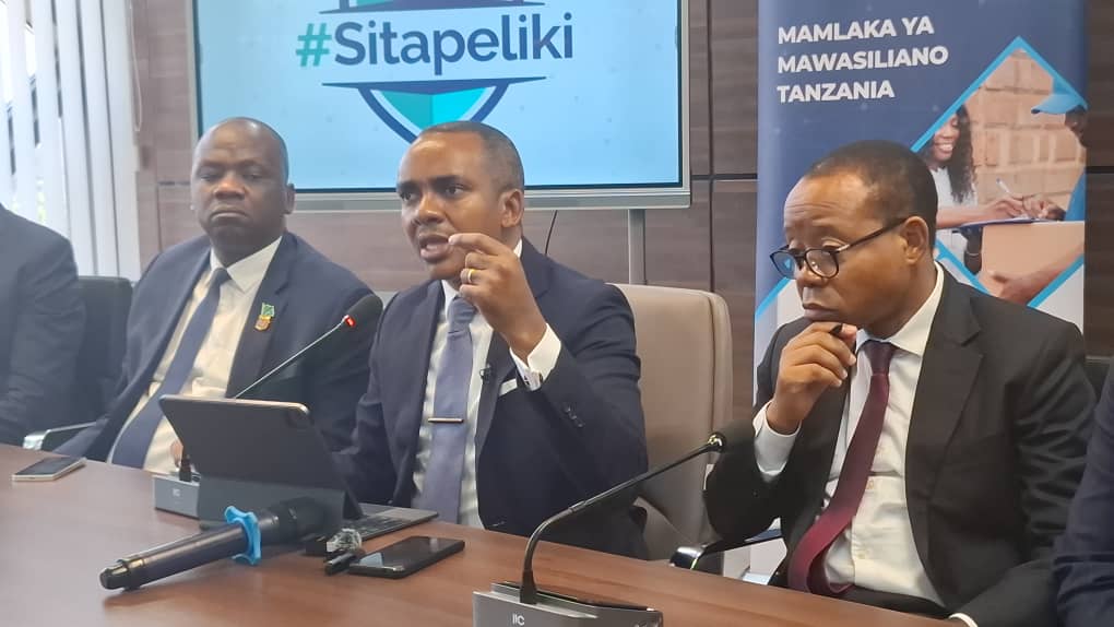 WAZIRI SILAA AWATAKA WATANZANIA KUTOA TAARIFA ZA UTAPELI POLISI .