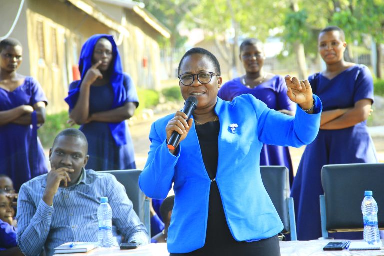 TCRA YAWAKUMBUSHA WAZAZI WANAOWANUNULIA SIMU WATOTO WAO.