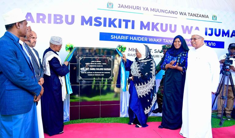 RAIS SAMIA AWEKA JIWW LA MSINGI UPANZI WA MSIKITI MKUU WA TANGA