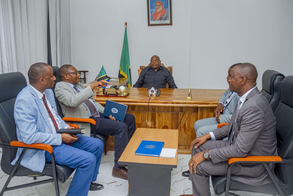 KAMISHNA IDARA YA UPELELEZI AFANYA ZIARA YA KUKAGUA SHUGHULI ZA UDHIBITI MAGENDO KATIKA UKANDA WA PWANI YA BAGAMOYO