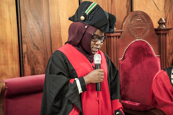 MKURUGENZI MOSHI ATOKWA MACHOZI, CCM NA CHADEMA WAKIMPA ZAWADI
