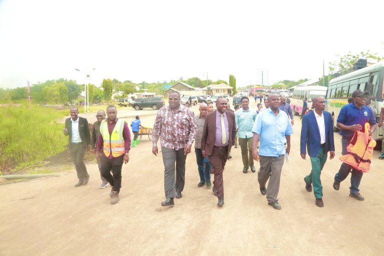 KATIBU MKUU LUEHEMEJA AKAGUA MAGUGU MAJI ZIWA VICTORIA
